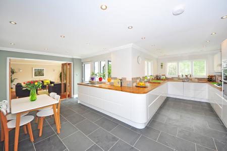 How to Clean Kitchen Cupboard Doors